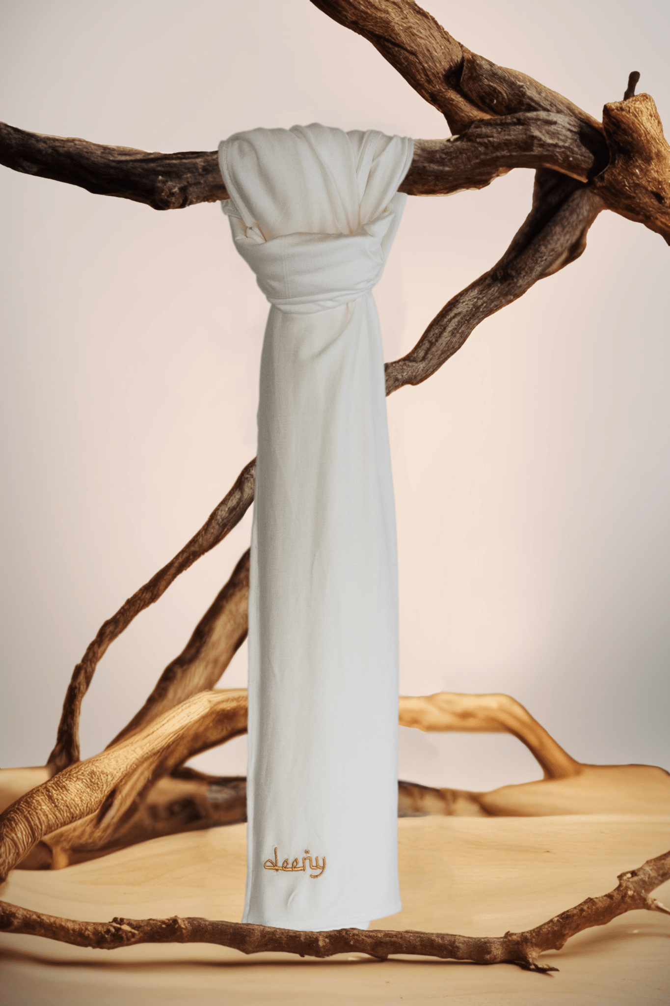 Parel Wit / Gouden Borduursel Deeny Viscose Jersey